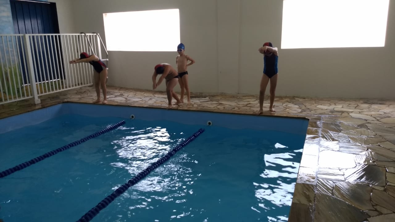 Natação - movimento do nado Crawl.